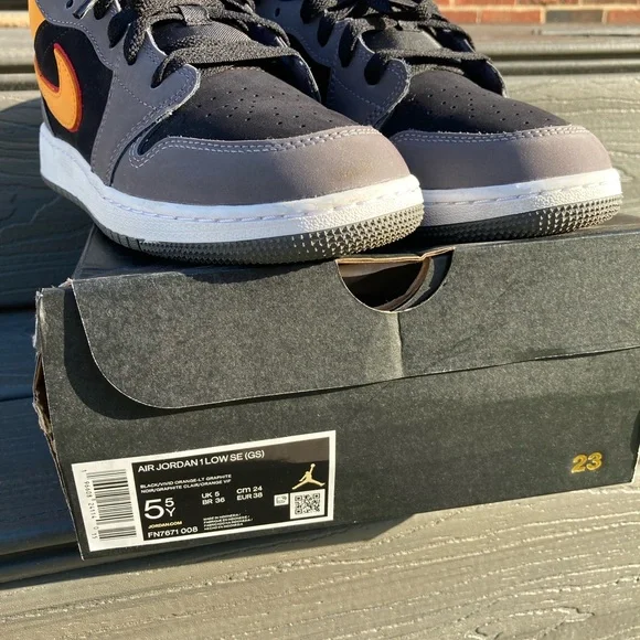 Jordan 1s - Picture 3 of 12